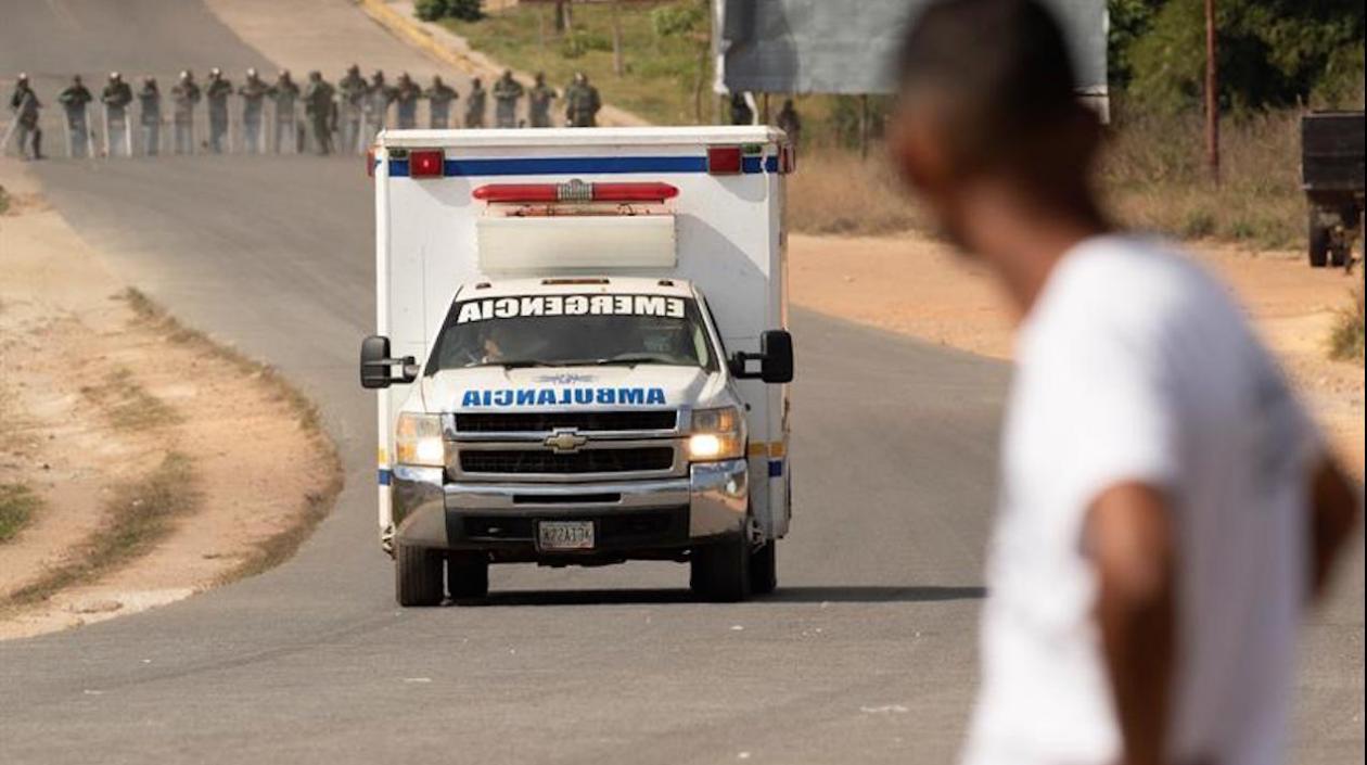 Una ambulancia con supuestos heridos cruza este sábado la frontera entre Brasil y Venezuela.