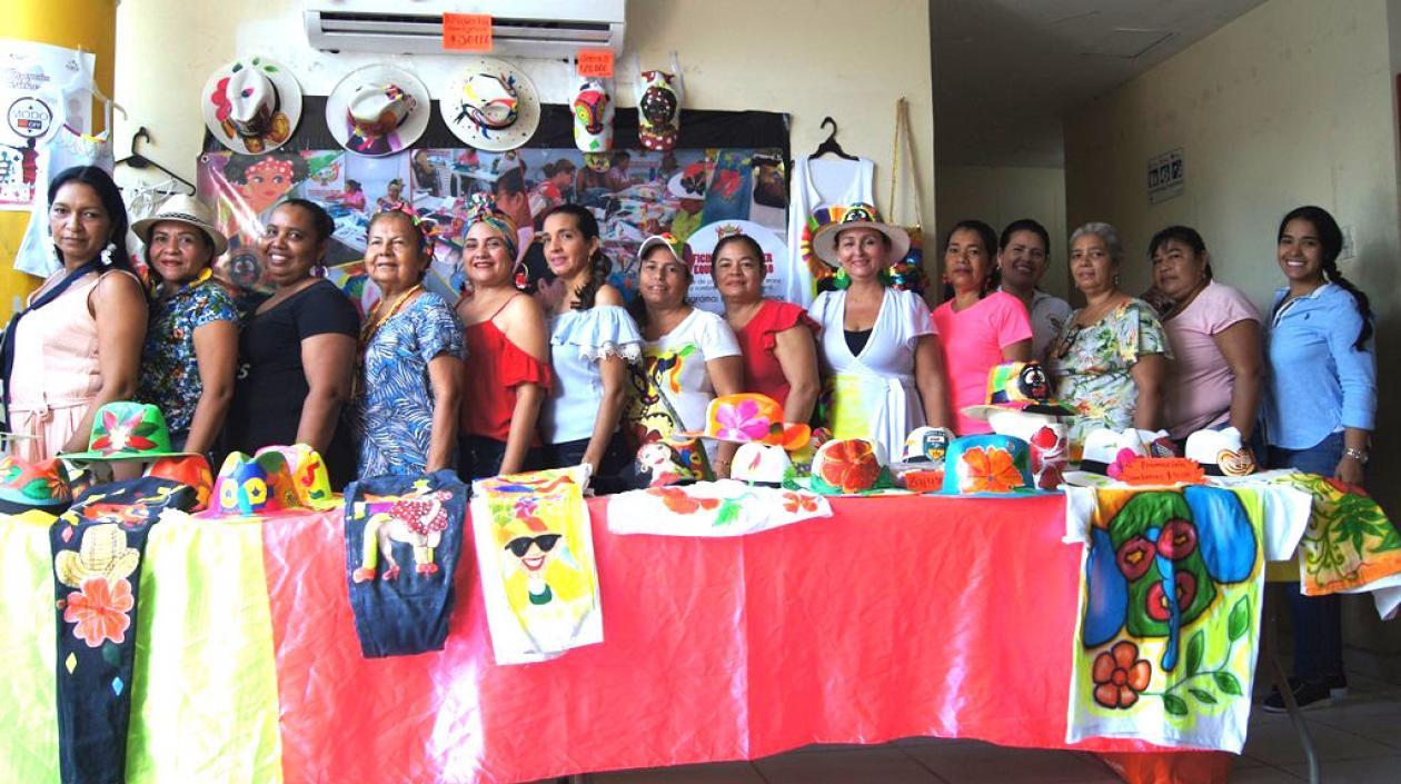El grupo de mujeres exhibiendo sus productos.
