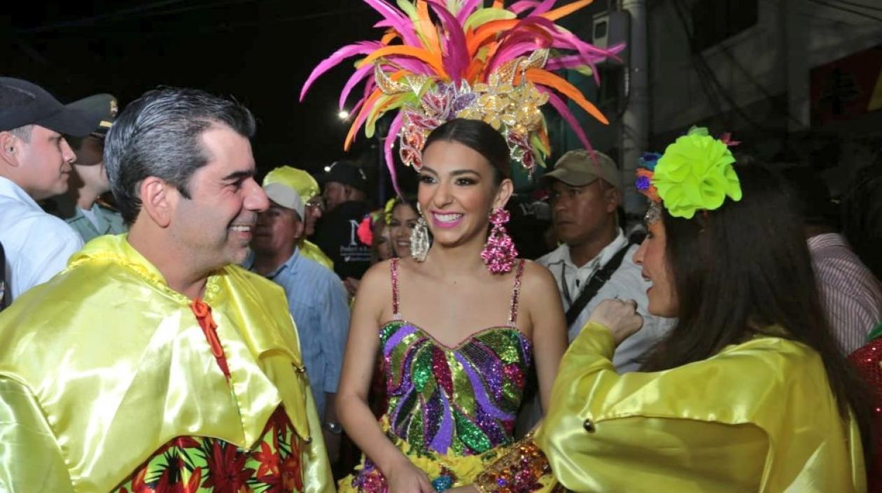 El Alcalde Alejandro Char (derecha), la Reina del Carnaval 2019 (centro) y la gestora social Katia Nule.