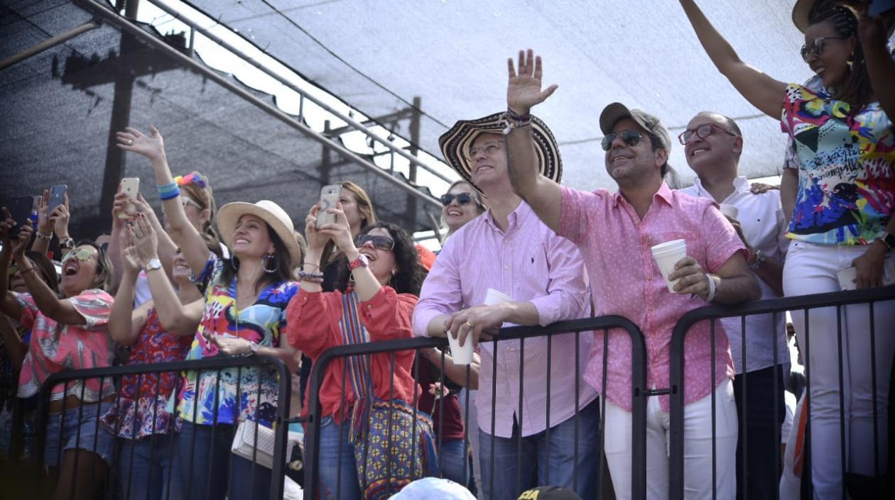 Alcalde Alejandro Char en un palco de la Vía 40, acompañado de sus personas más cercanas.