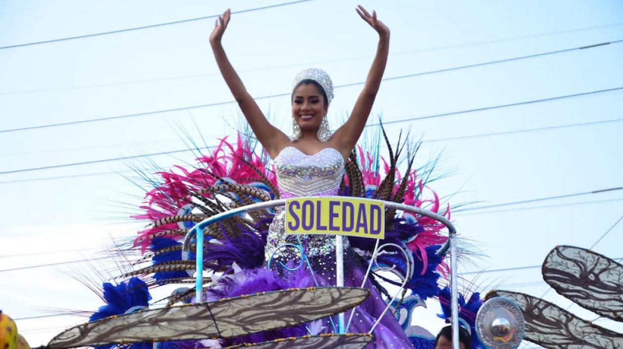 La reina Paula Andrea Luna, durante el desfile.