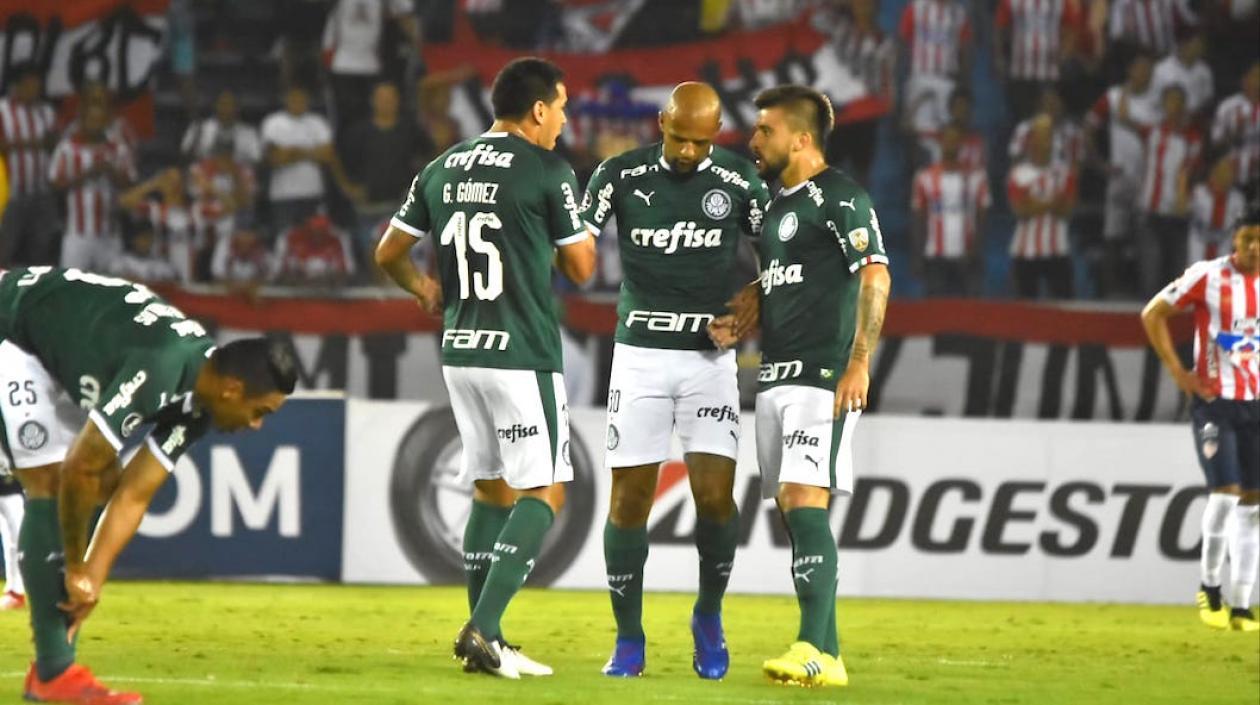 Jugadores del Palmeiras celebrando el gol de Gustavo Scarpa.