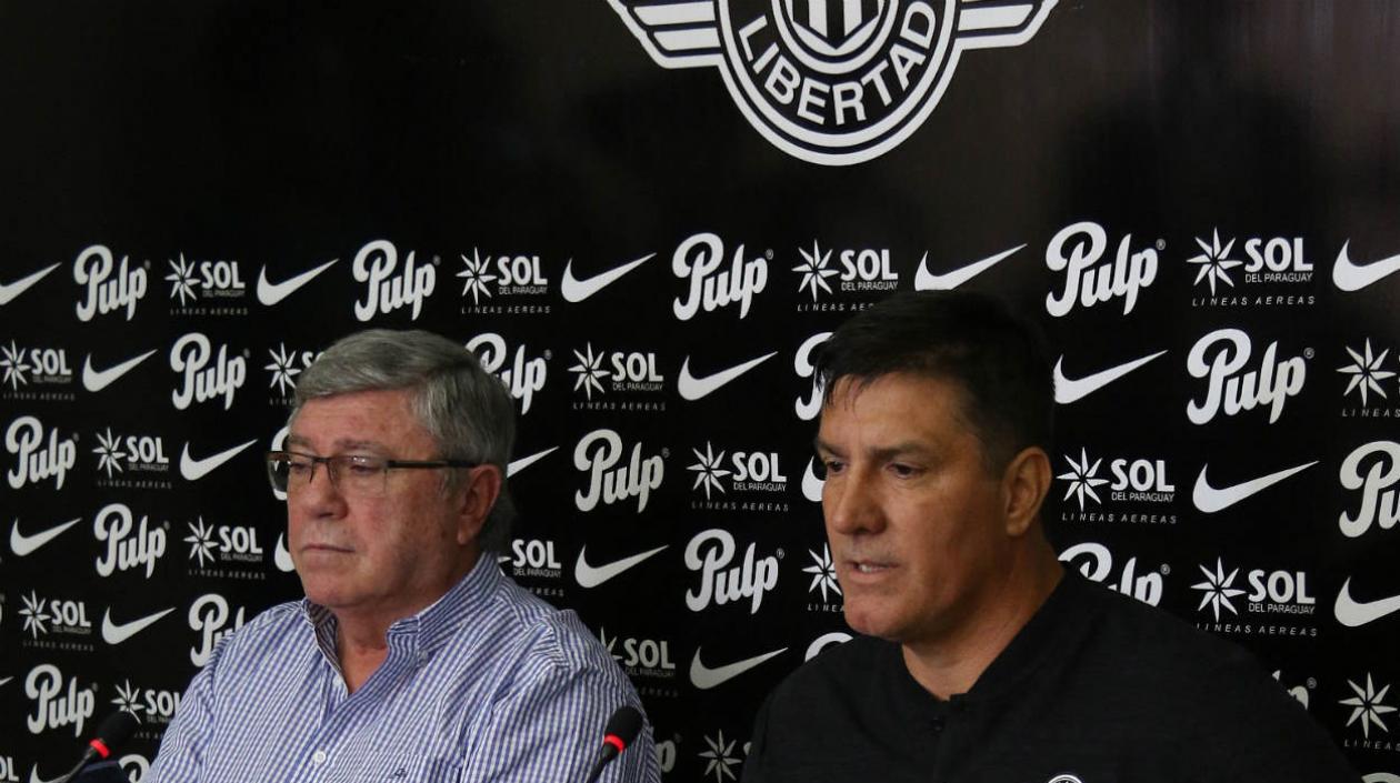 El presidente del Club Libertad, Francisco Giménez (i), presenta como nuevo técnico del club al argentino José Chamot.