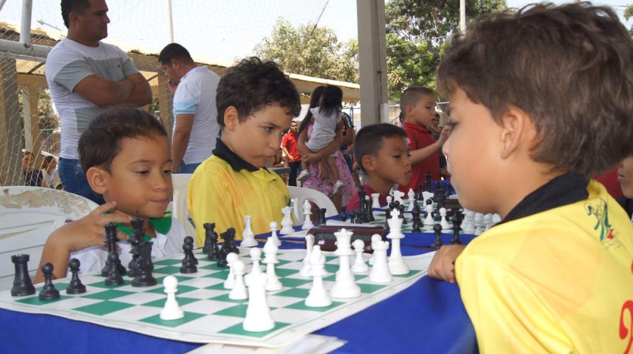 Niños participando en el torneo de ajedrez este fin de semana en Malambo.