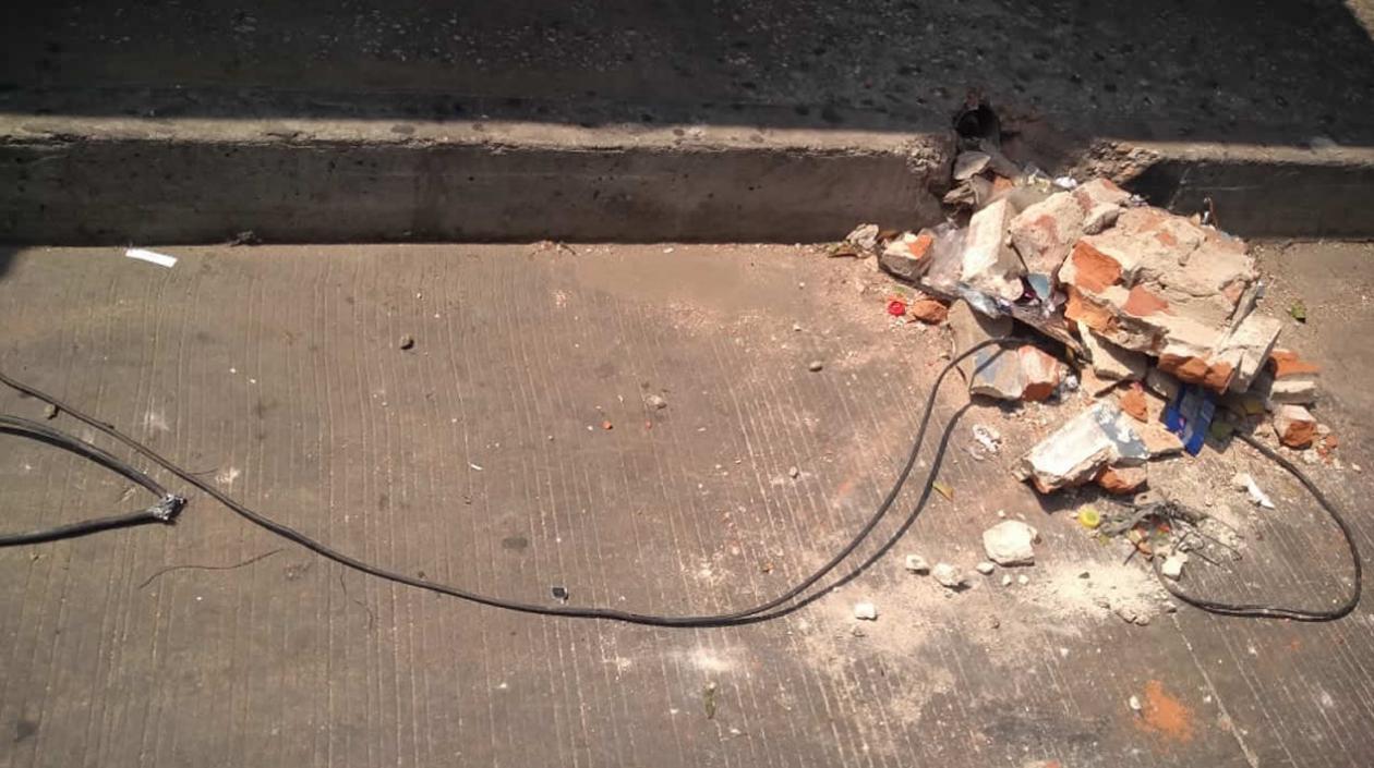 Cables en el suelo en el centro de Barranquilla.