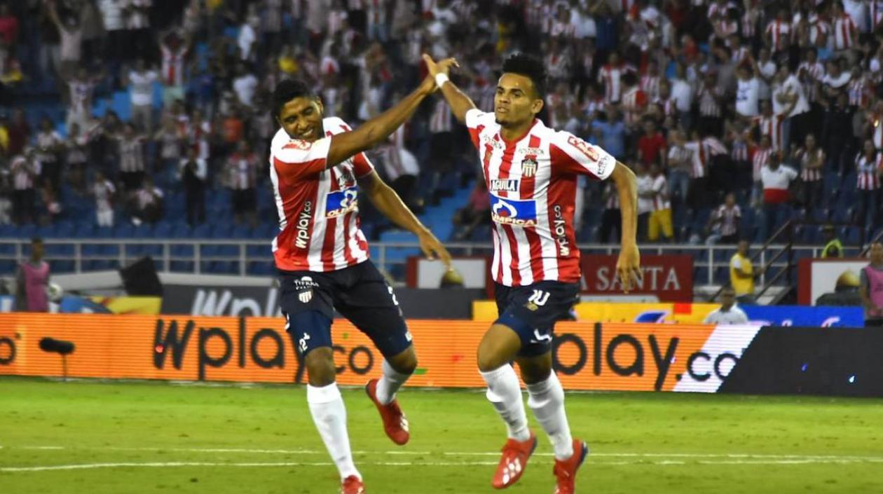 Luis Díaz celebra un gol con el samario Luis Carlos Ruiz. 