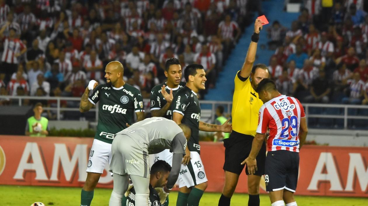 Teófilo Gutiérrez, delantero de Junior, al ser expulsado en el partido contra Palmeiras.