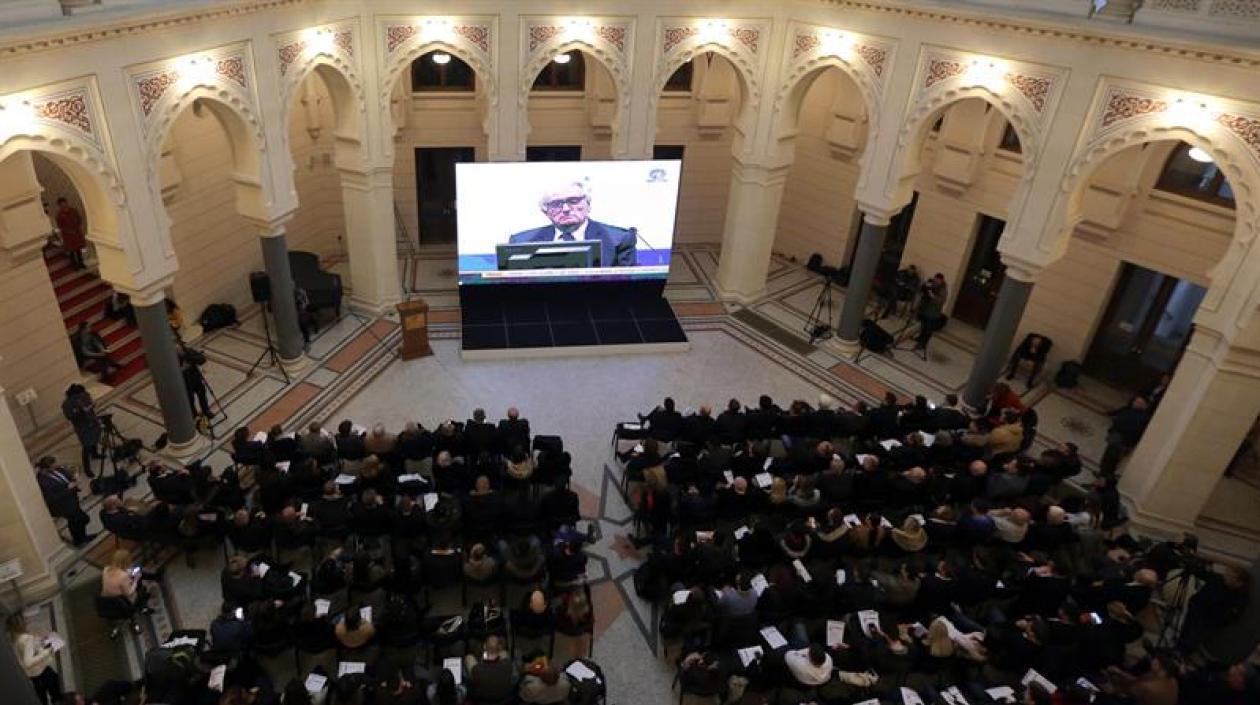 Varias personas observan una retransmisión televisiva del juicio al exlíder serbobosnio Radovan Karadzic (c), condenado a cadena perpetua por la Corte de la ONU, este miércoles en Sarajevo (Bosnia-Herzegovina).