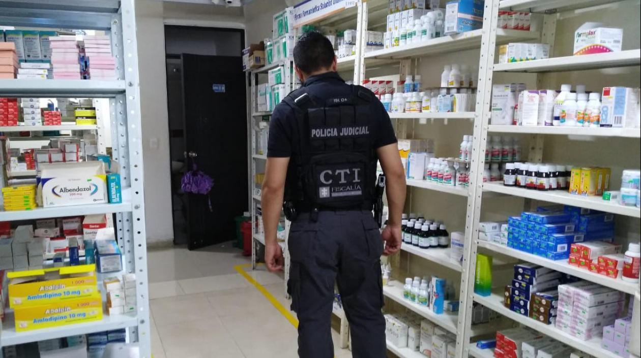 Personal del CTI en operativo contra la incautación de medicamentos.