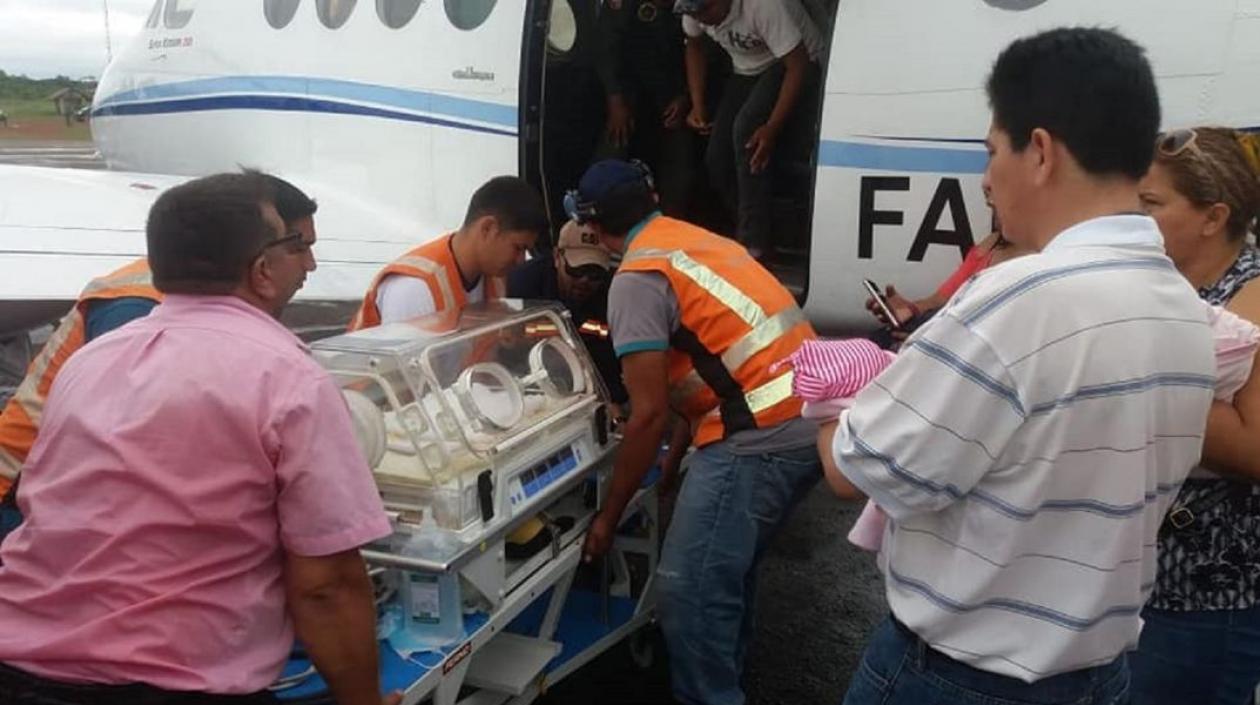 El traslado de la menor  a un hospital especializado se hizo en una avioneta de la Fuerza Aérea Boliviana bajo cuidados médicos en una incubadora.  