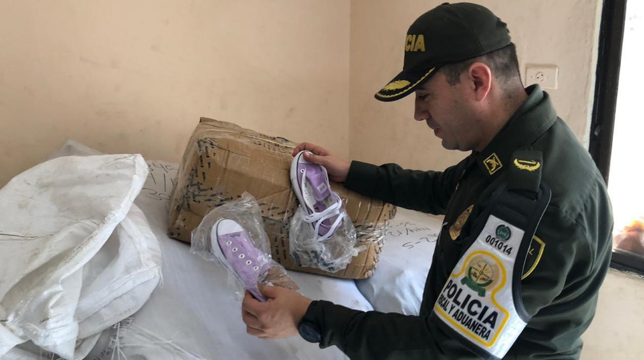 La Policía Fiscal y Aduanera revisa el cargamento de zapatos de contrabando.