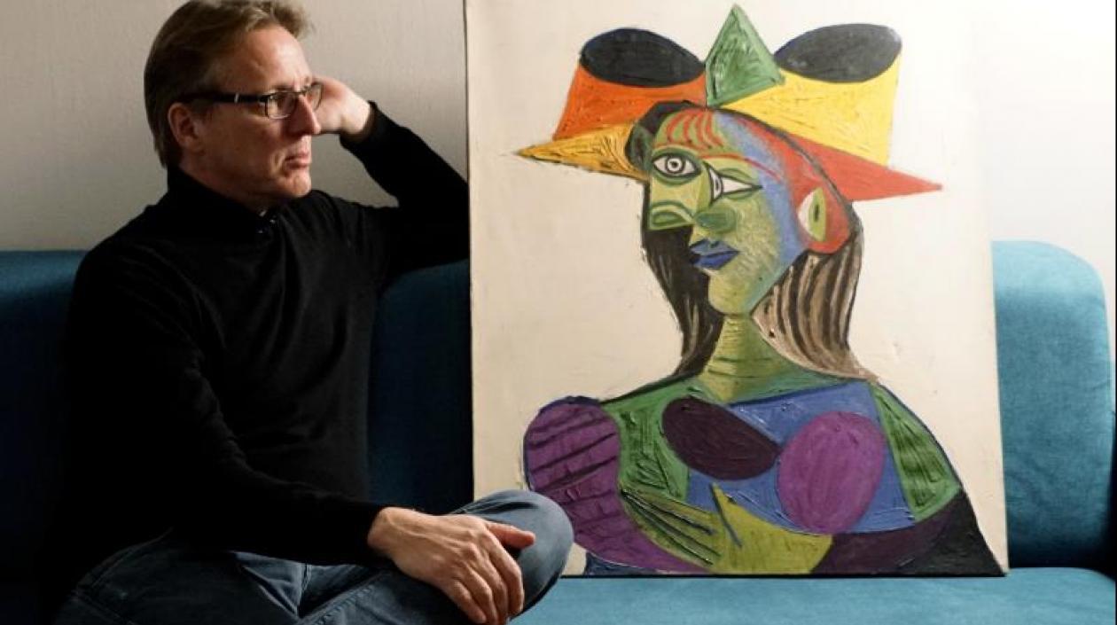El investigador de arte holandés Arthur Brand junto a la obra de Picasso.