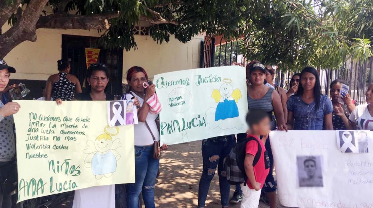 Familiares de la pequeña protestaron hoy en el corregimiento de La Peña.