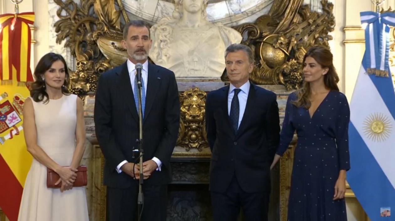 Los Reyes de España y Mauricio Macri, y su esposa, Juliana Awada.