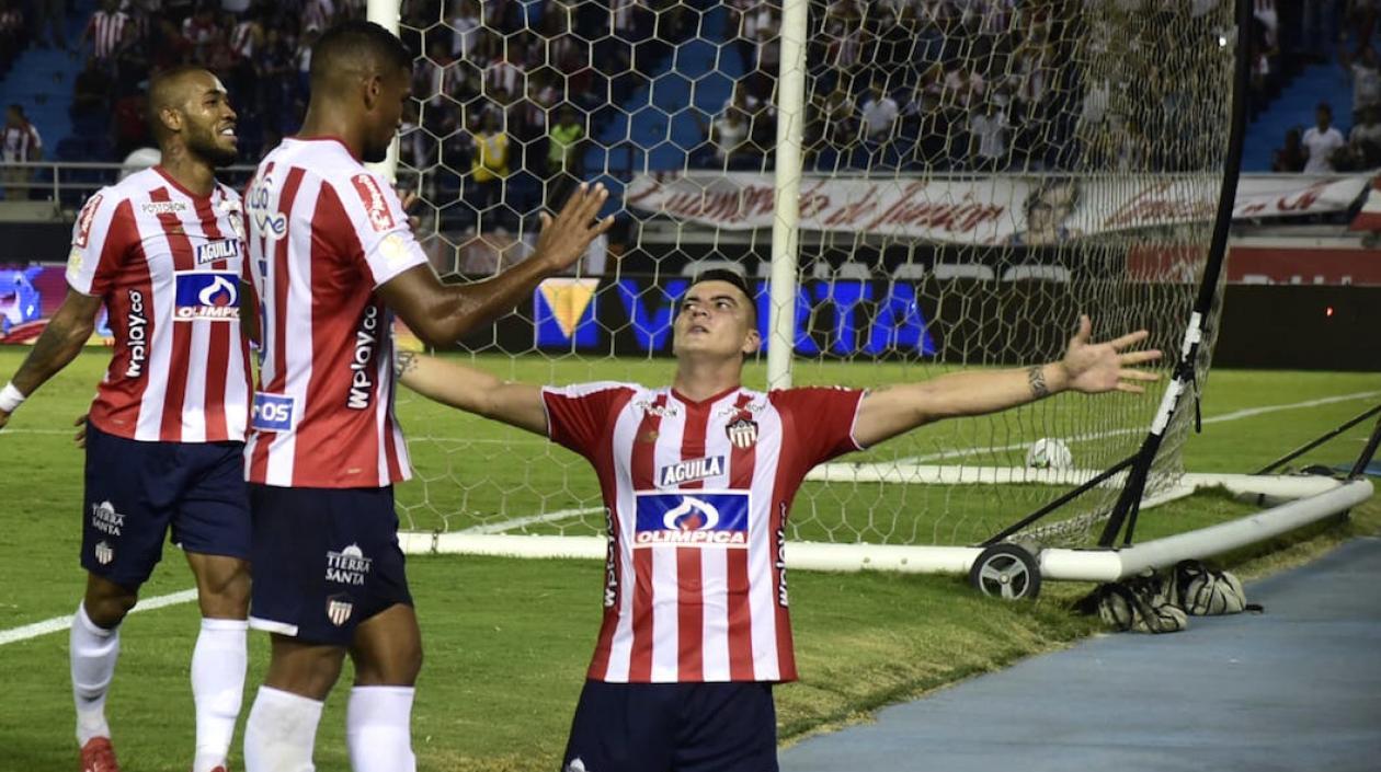 Michael Rangel celebrando el gol con sus compañeros.