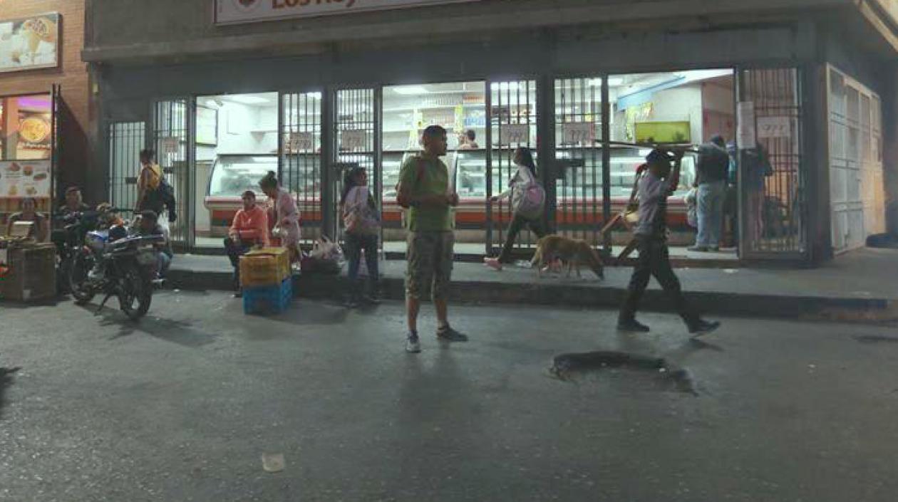 Comerciantes abren sus locales antes de los cortes de fluido eléctrico en Caracas.
