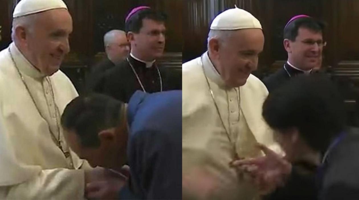 Papa Francisco durante un saludo en que evitó que le besaran el anillo.