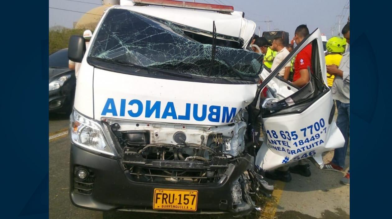 Así quedó la ambulancia tras el accidente.