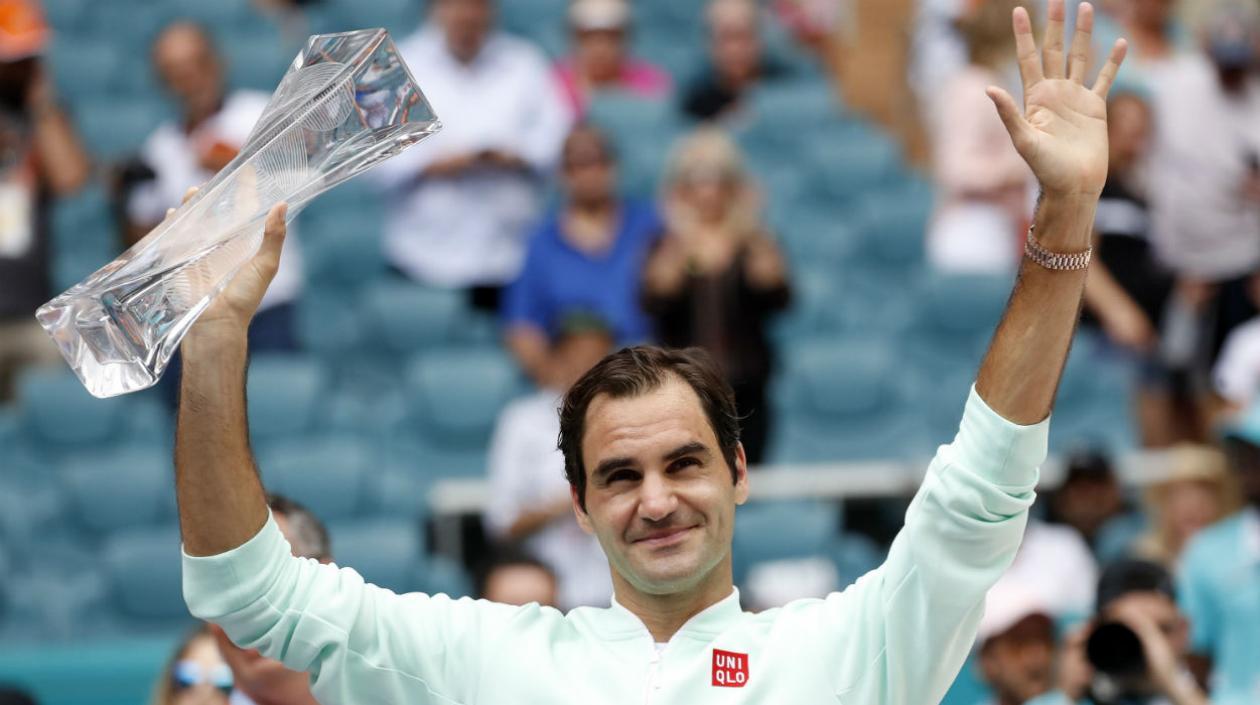 Roger Federer con el trofeo de campeón. 