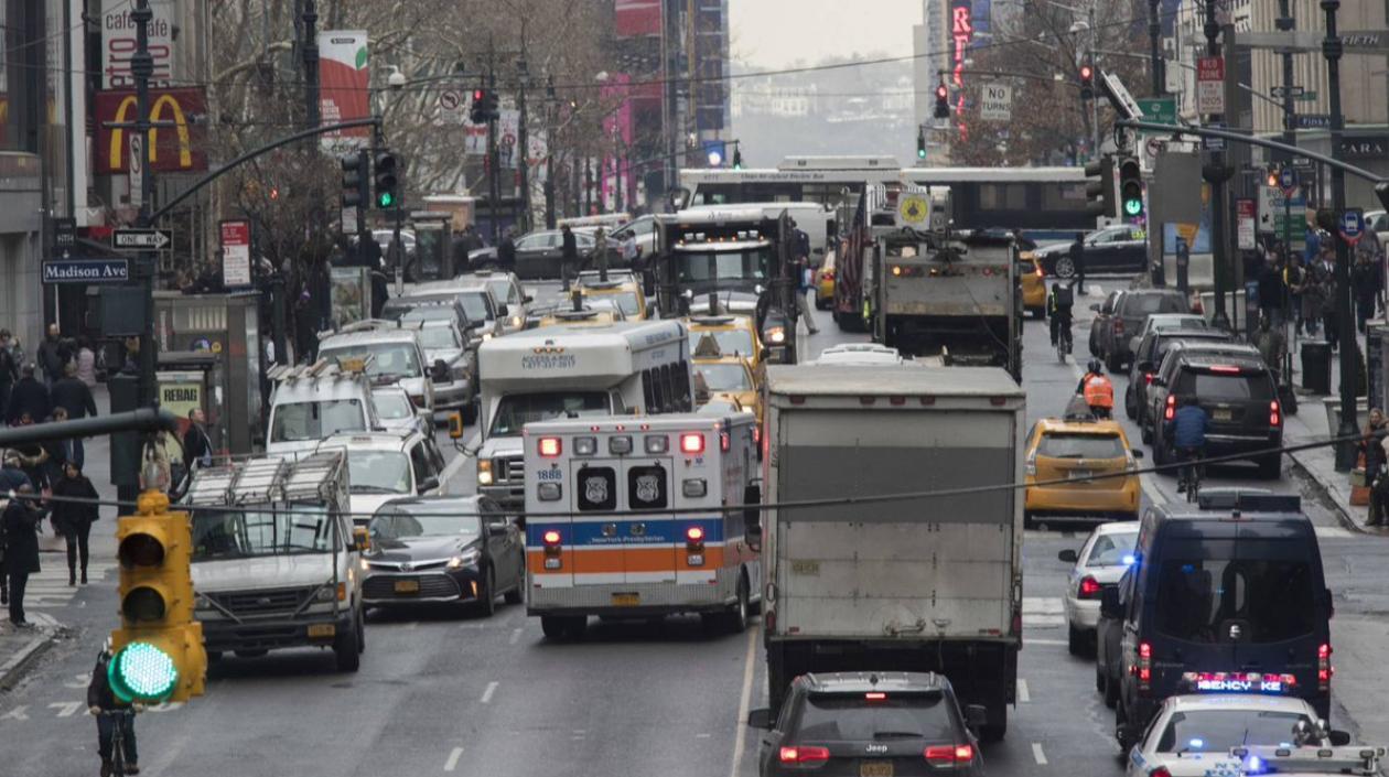 Vehículos atascados en a calle 42 en Manhattan