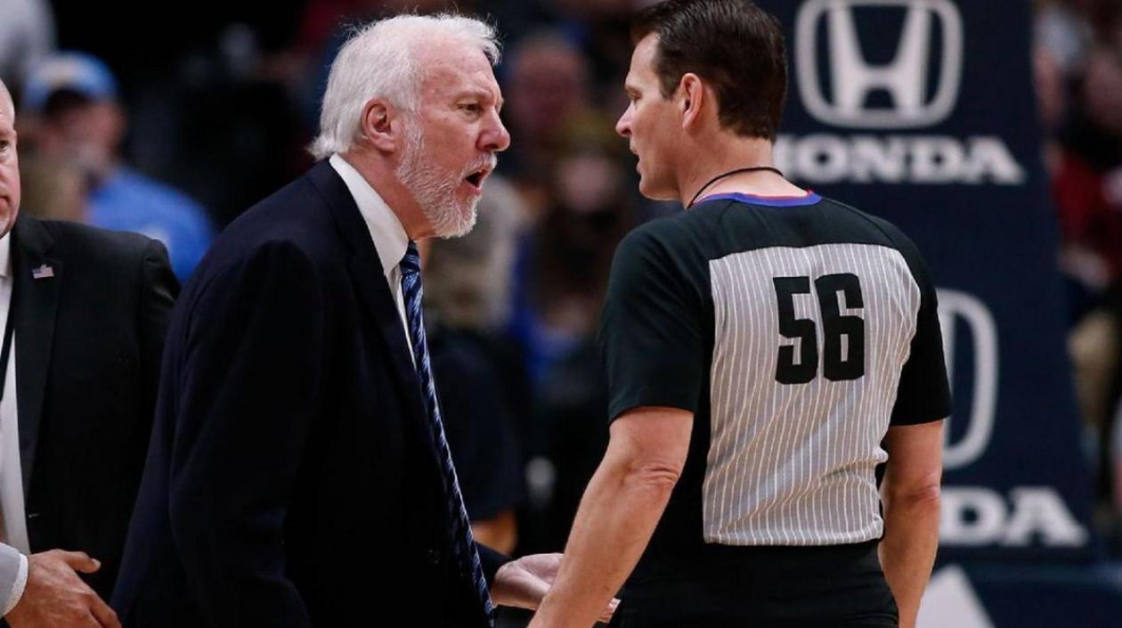 Gregg Popovich, entrenador de los Spurs, discute con el árbitro Mark Ayotte.