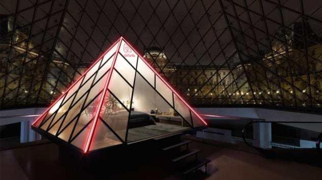 La experiencia del Museo Louvre y la plataforma de alojamiento Airbnb.