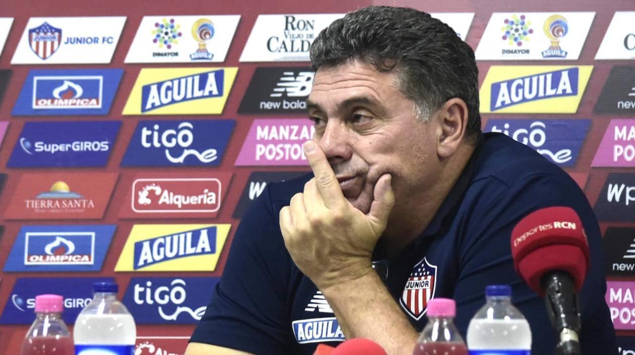 La preocupación de Luis Fernando Suárez durante la rueda de prensa al final del partido.
