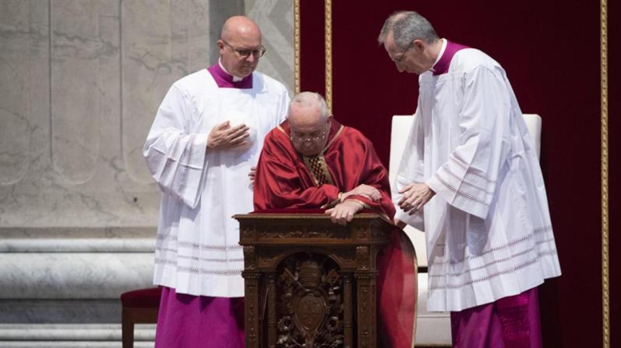  El papa Francisco preside la ceremonia de la Pasión del Señor en el marco de las celebraciones por el Viernes Santo, en la Basílica de San Pedro, en el Vaticano. 