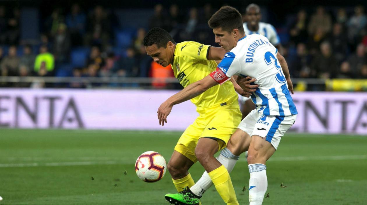  El delantero colombiano del Villarreal Carlos Bacca (i) protege el balón ante Unai Bustinza, del Leganés.