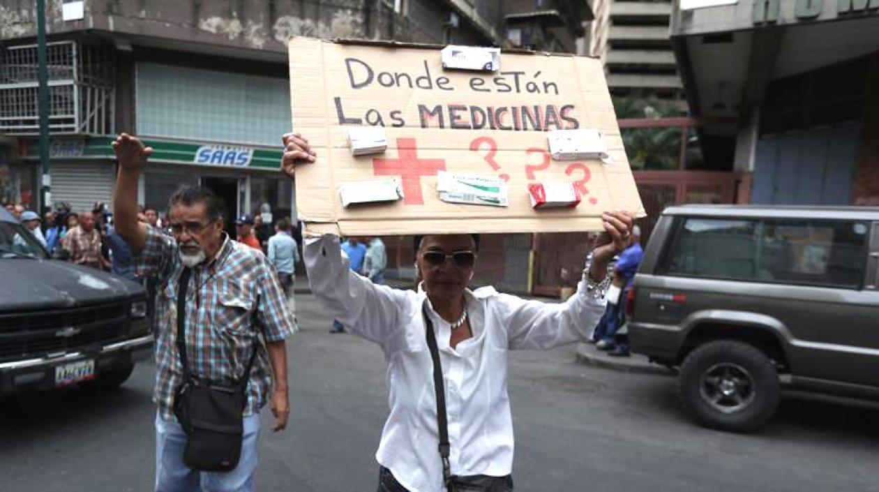 Un grupo de trabajadores de la salud y pacientes protesta este lunes frente a la sede de la Cruz Roja Venezolana para exigir la distribución de las medicinas que llegaron al país el pasado 16 de abril.