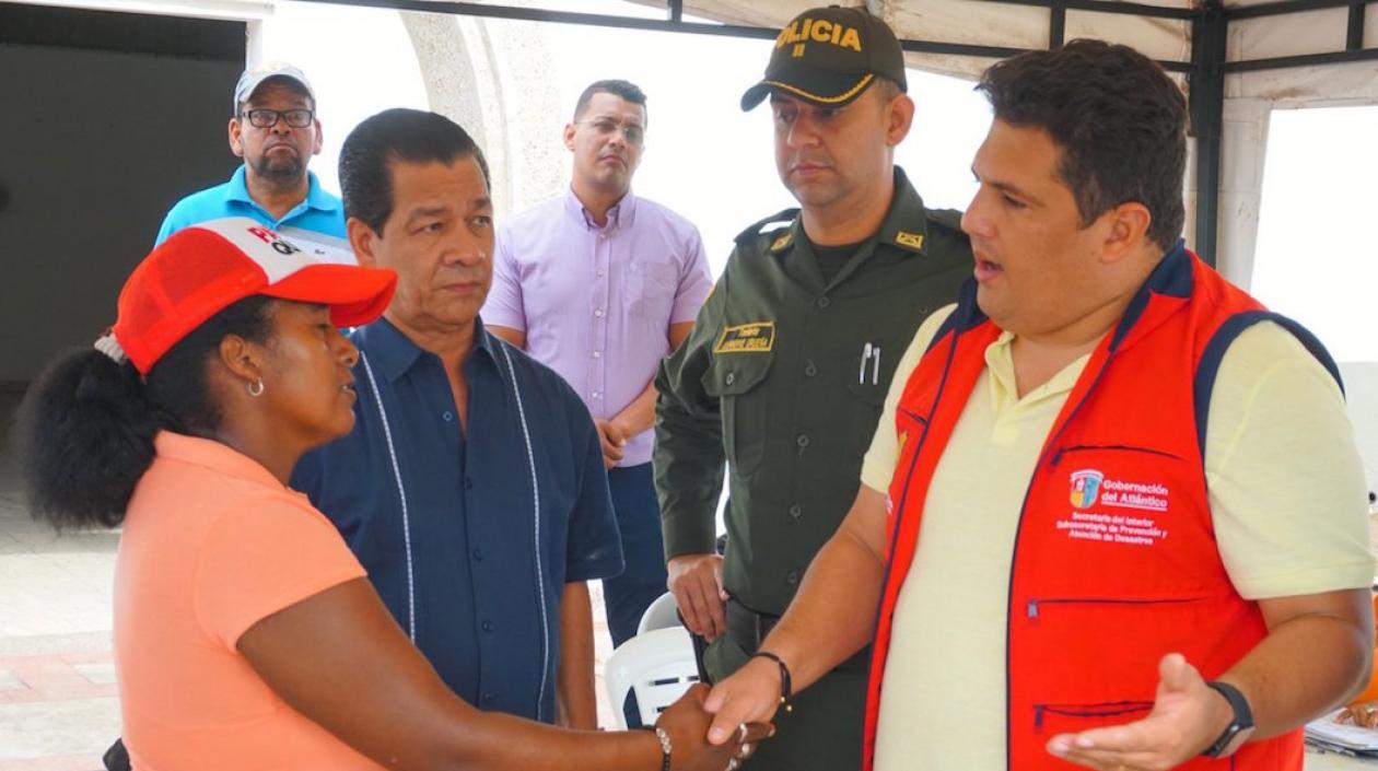 El Alcalde Félix Fontalvo y el Subsecretario Edinson Palma, entregando las ayudas.