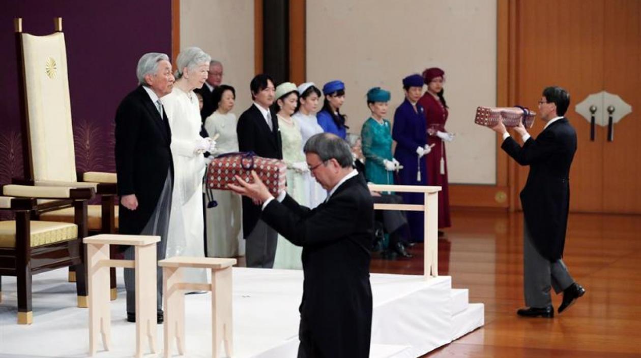 El emperador Akihito (zq) de Japón, acompañado por la emperatriz Michiko (c-izq), protagonizan la ceremonia "Taiirei-Seiden-no-gi" de abdicación en el Seiden (Salón de Estado), en Tokio (Japón), este martes.