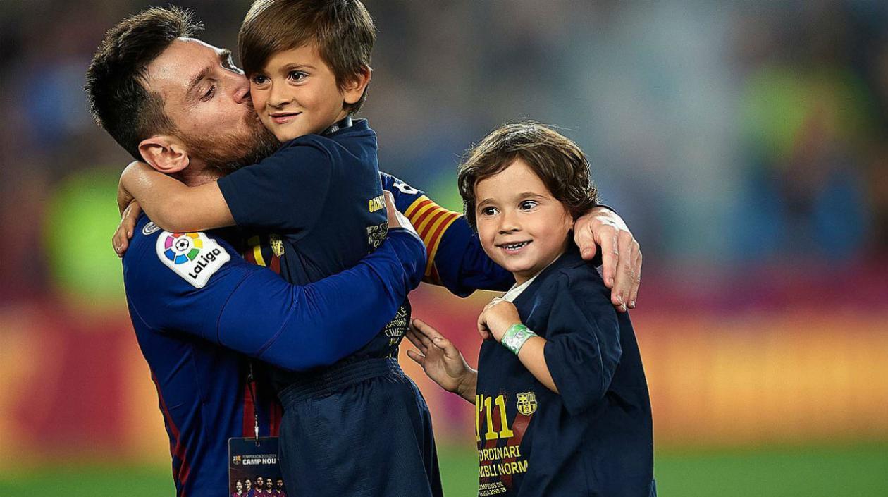 Lionel Messi, delantero argentino, con sus hijos. 