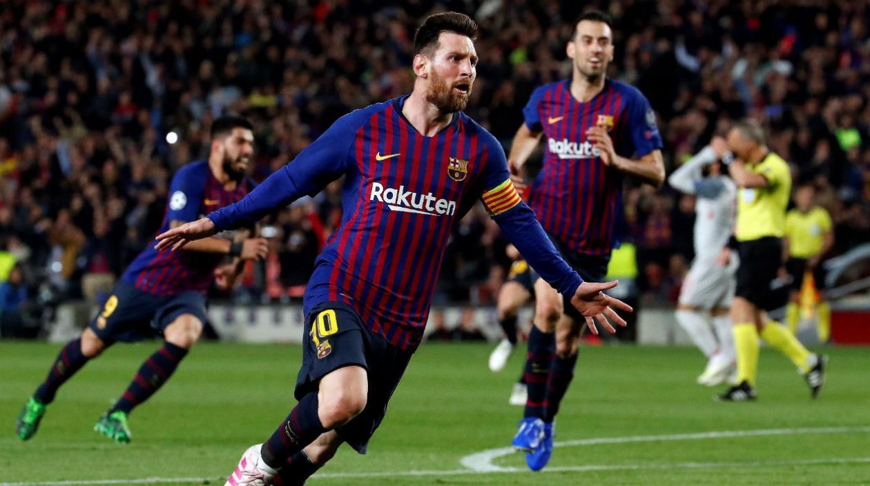 Lionel Messi celebra con sus compañeros uno de sus dos goles. 