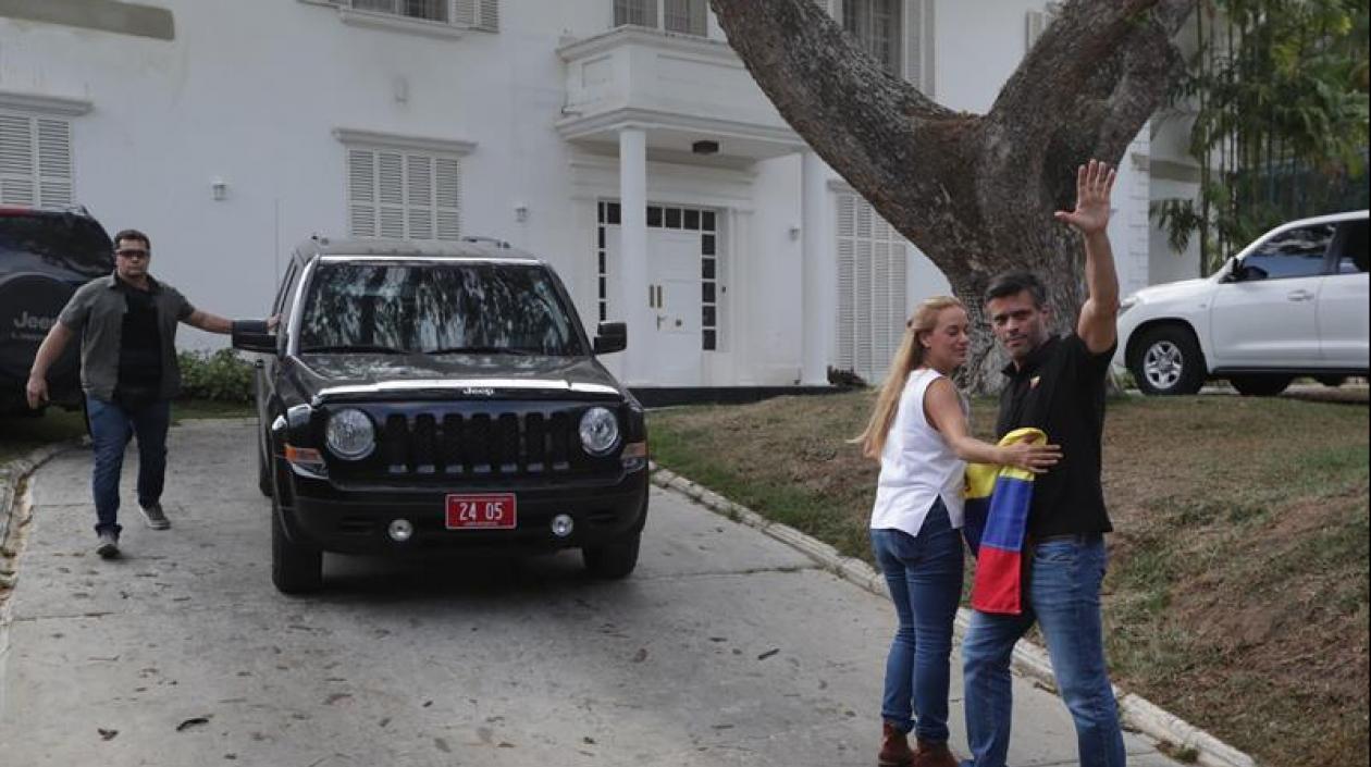 El líder opositor Leopoldo López (d), junto a su esposa, Lilian Tintori, en la residencia del embajador español en Venezuela, Jesús Silva, en Caracas.