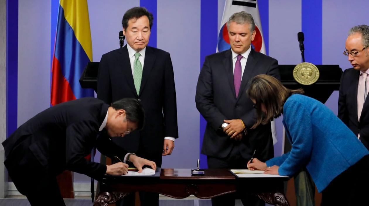 Delegaciones de Corea del Sur y Colombia firman acuerdos de entendimiento derivados de la reunión.
