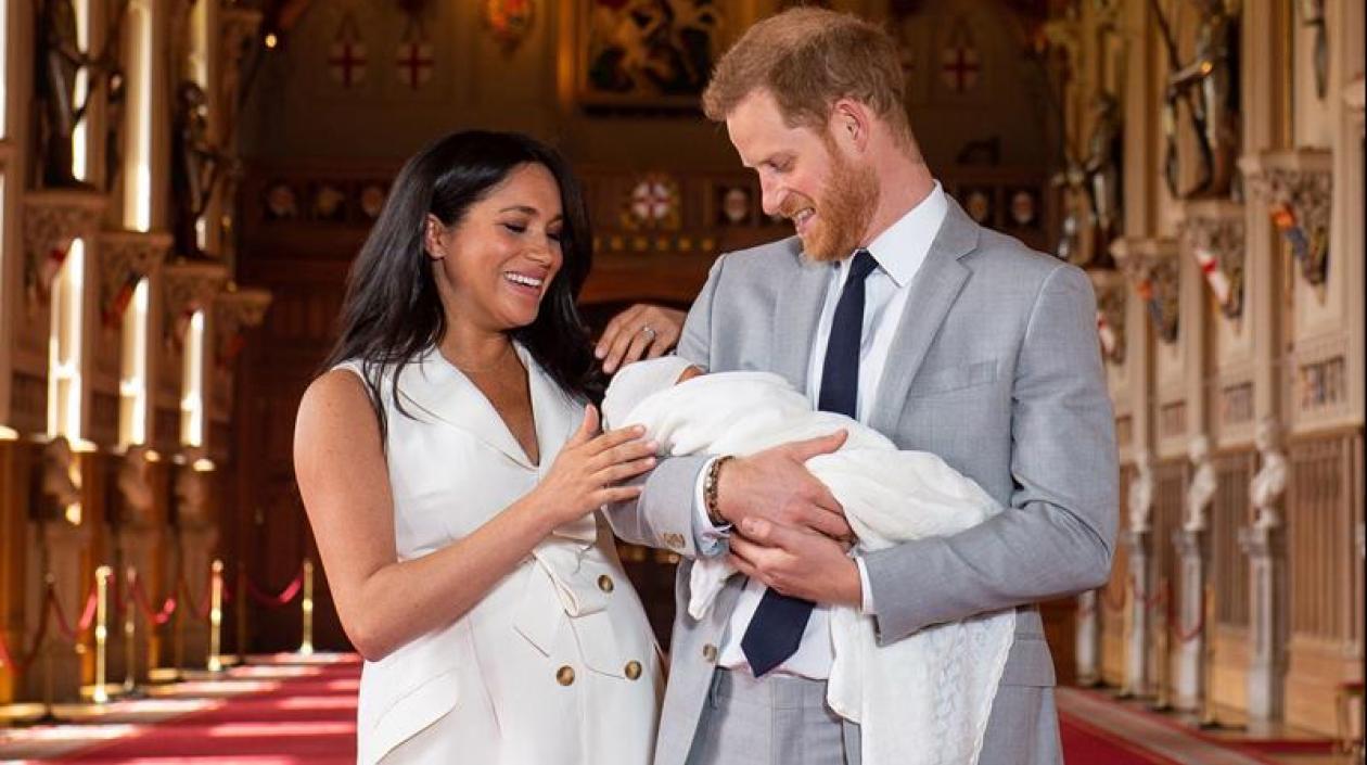 Los duques de Sussex con el recién nacido.