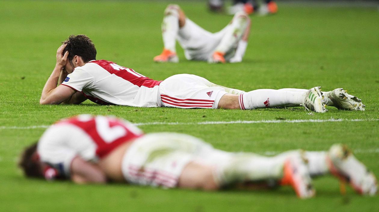 Jugadores del Ajax lloran tras quedar eliminados. 