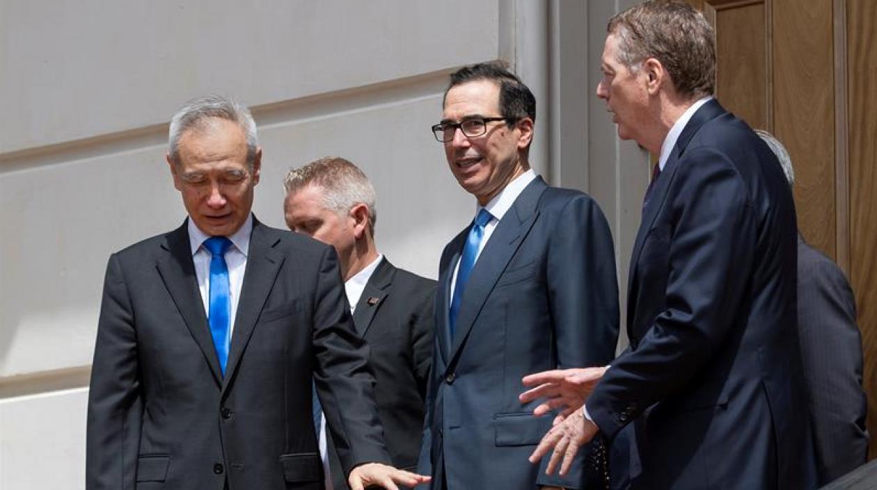 El viceprimer ministro chino, Liu He (i), se despide del el secretario del Tesoro estadounidense, Steven Mnuchin (c), y del encargado de comercio exterior de EE.UU., Robert Lighthizer (d).