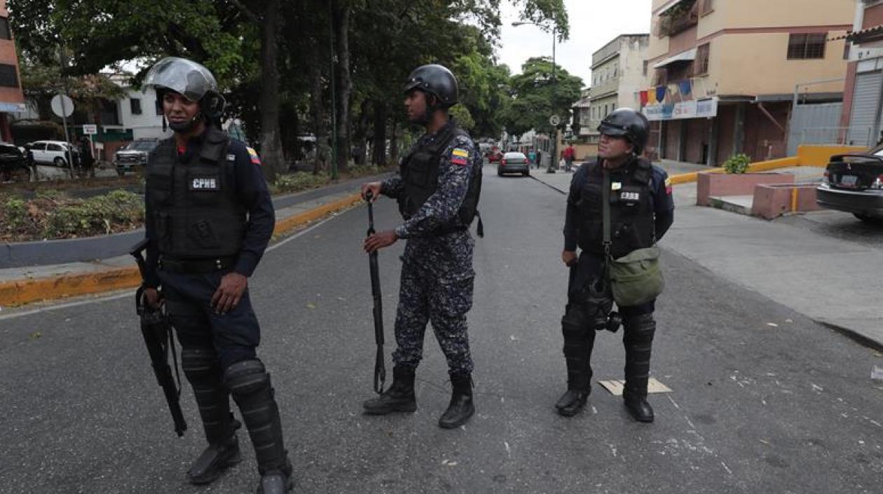 Militares venezolanos vigilan calles de Caracas.