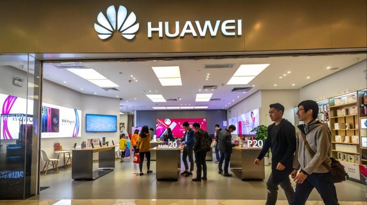 Personas caminan frente a la tienda de Huawei en Guangzhou (China).