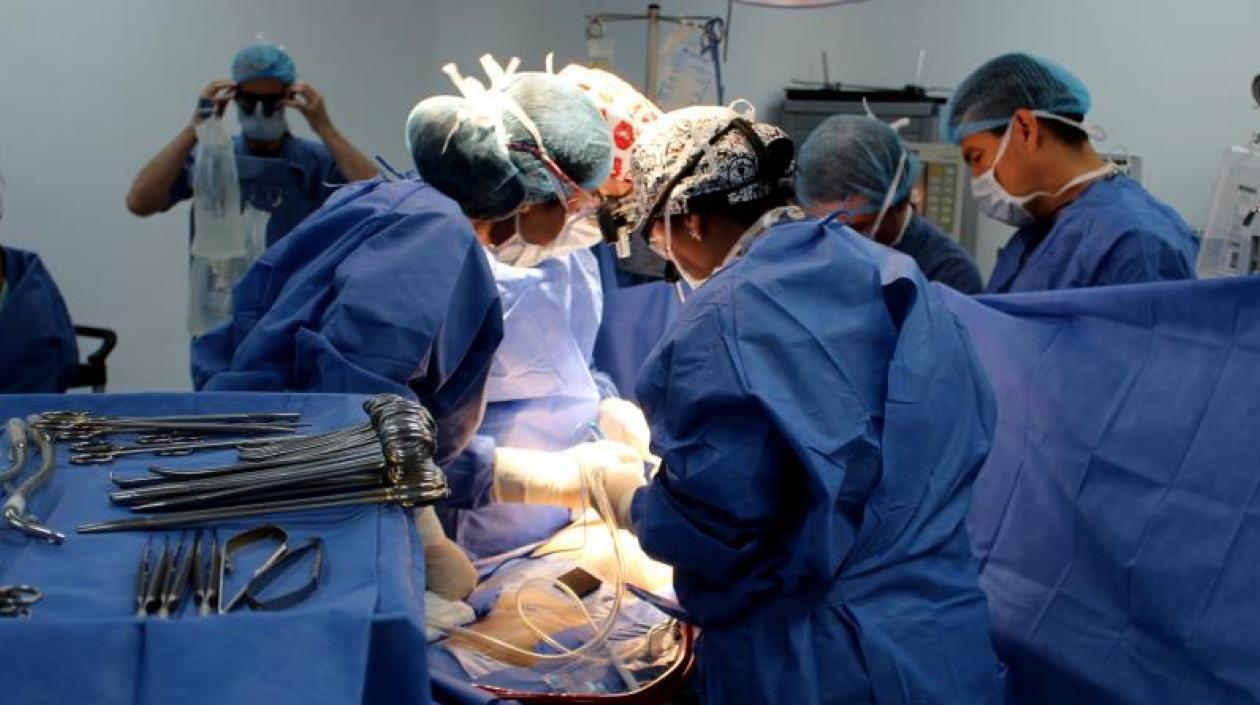 Fotografía cedida por la Fundación Cardiovascular de Colombia que muestra a un grupo de cirujanos mientras realizan una cirugía.