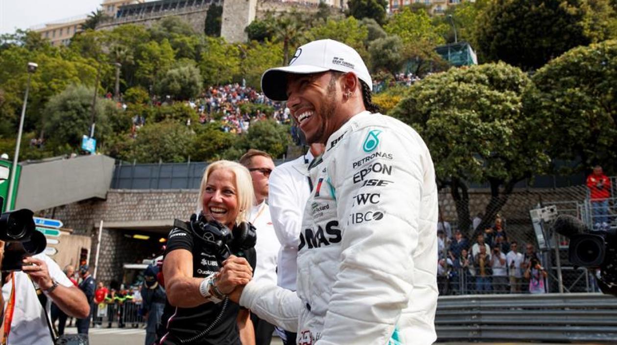 El piloto británico de Fórmula Uno, Lewis Hamilton, de Mercedes AMG GP, celebra después de obtener la pole position en Mónaco.