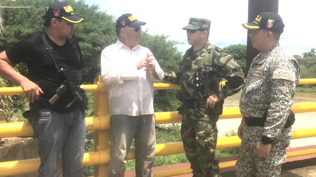 Jorge Luis Támara con representantes de los organismos de seguridad.