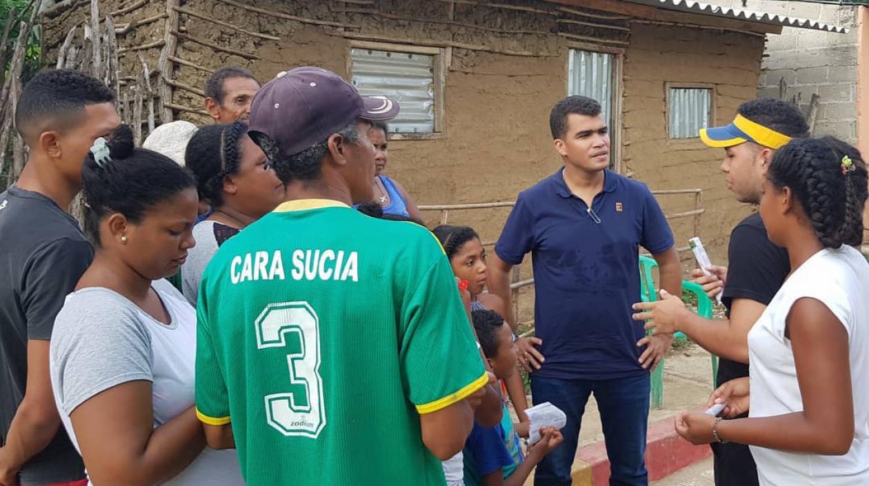 Rodney Castro escuchando las inquietudes de habitantes de Luruaco.
