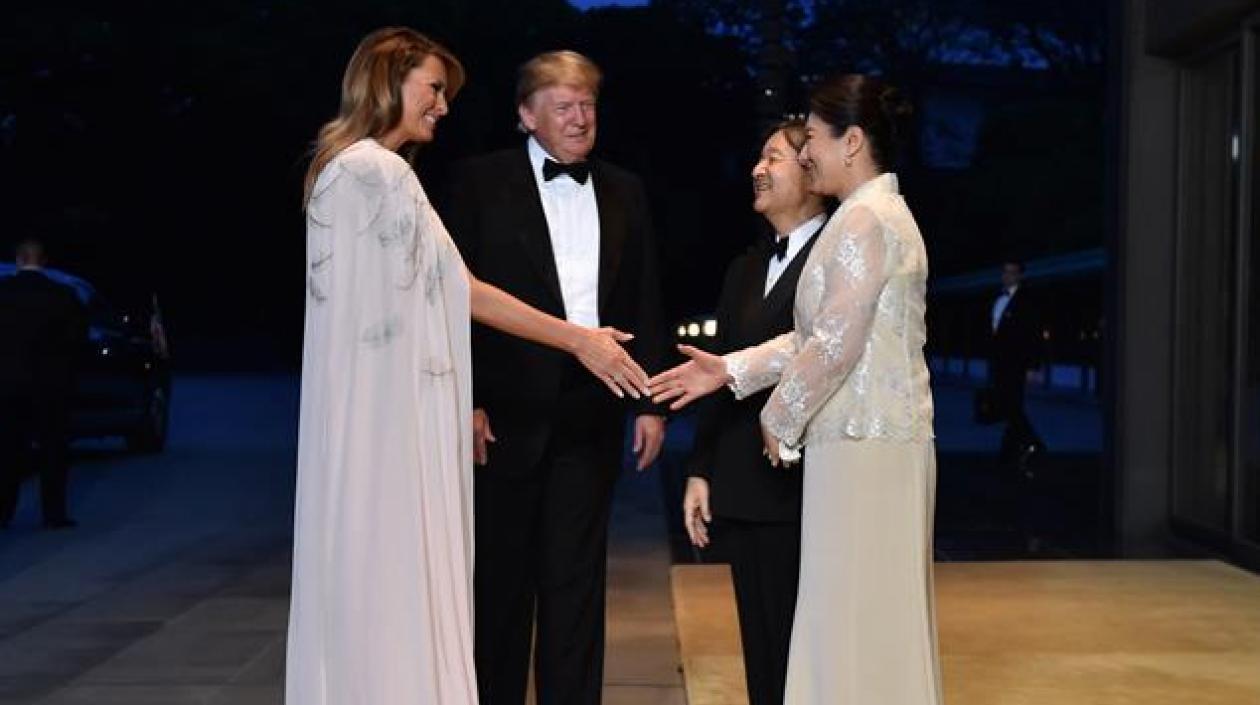 El presidente de los EEUU, Donald Trump (2i), y su mujer, Melania Trump (i), saludan al emperador Naruhito (2d) y la emperatriz Masako (d) a su llegada al Palacio Imperial.