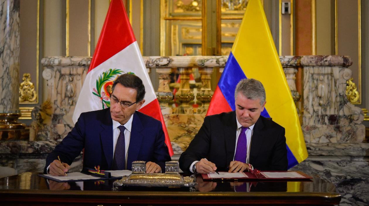 Presidente de Colombia y el Presidente de Perú suscriben la declaración conjunta en el Palacio de Gobierno, en Lima.