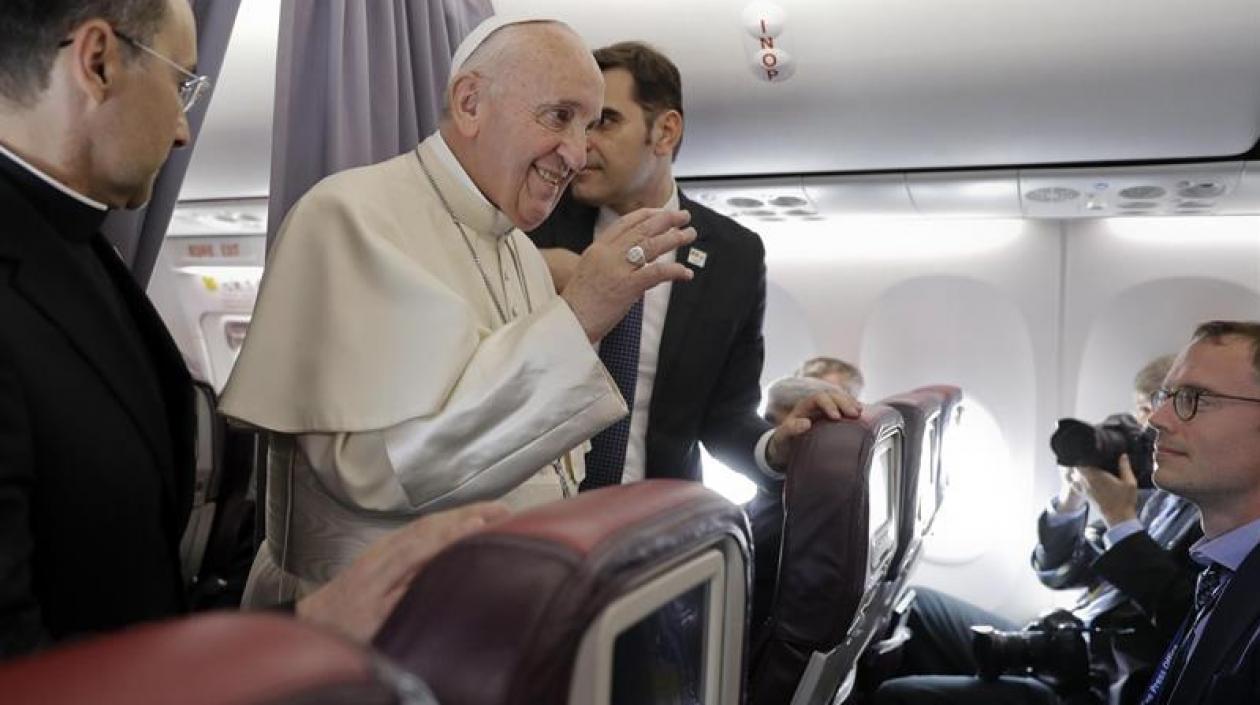 Papa Francisco dialoga con periodistas en el avión de regreso de Rumania Roma.