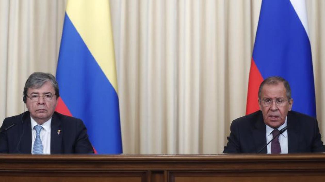El ministro colombiano de Exteriores, Carlos Holmes Trujillo (i), ofrece una rueda de prensa con su homólogo ruso, Sergei Lavrov (d), en Moscú (Rusia), este lunes.