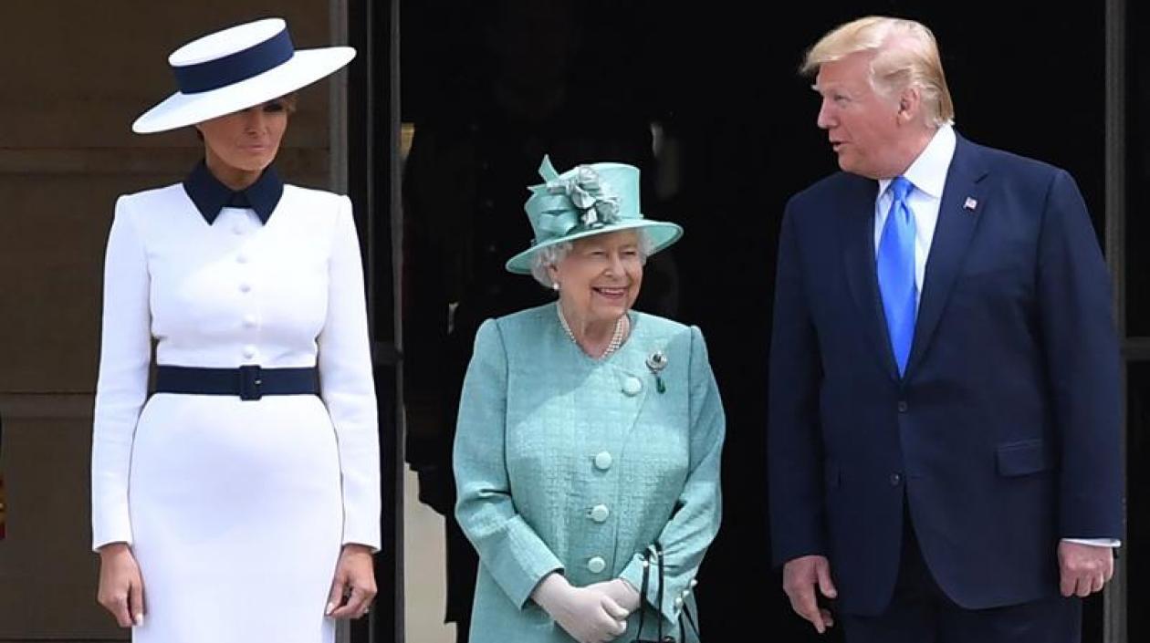 La reina Isabel II de Inglaterra (c) recibe al presidente de los Estados Unidos, Donald Trump (d), y a su mujer, Melania Trump (i), en el Palacio de Buckingham en Londres (Reino Unido), este lunes.